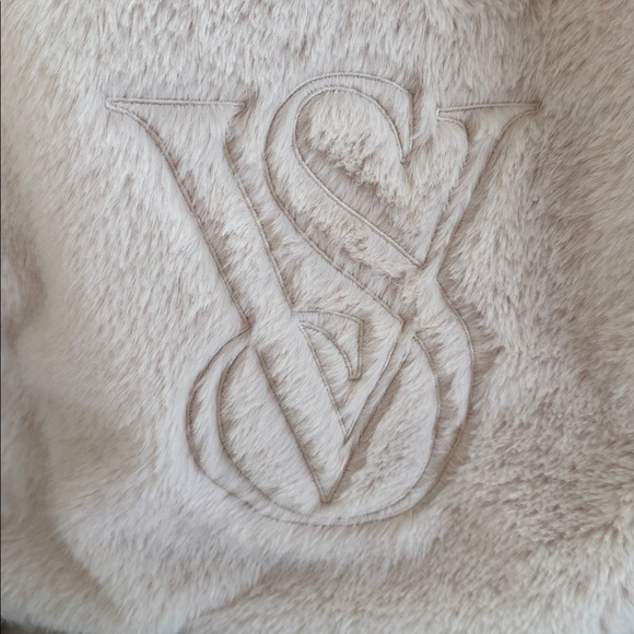 NWT Victoria’s Secret Plush Faux-Fur Tote Bag in Light Beige Limited Edition - Picture 2 of 6